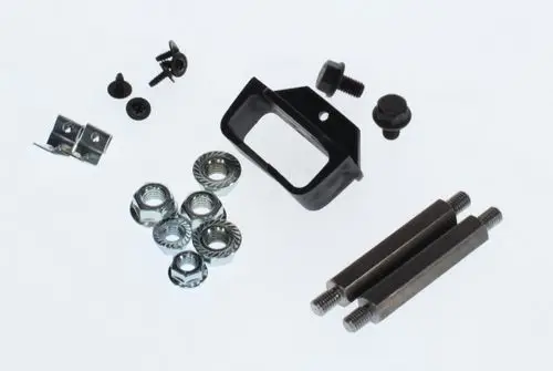 Zusammenstellung von Befestigungselementen, darunter Schrauben, Unterlegscheiben und Halterungen, für Bosch-Produkte.